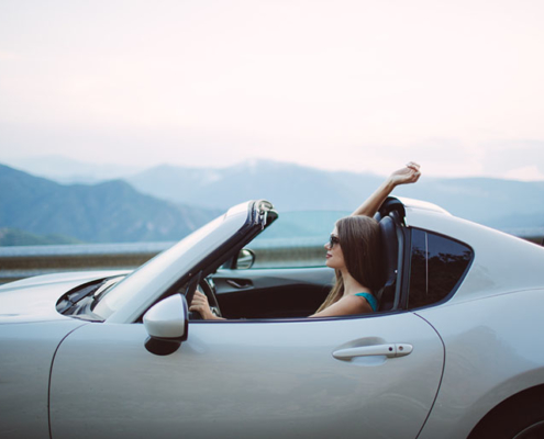 frau in cabrio