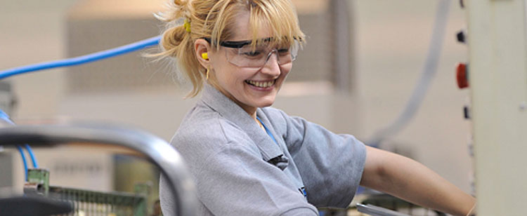 Frau graues Polo Shirt und Schutzbrille